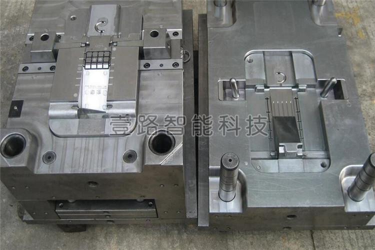 塑料注塑模具各種桿的配合孔因滑動(dòng)磨損而變形時(shí)，采用擴(kuò)大孔徑，將配用桿的直徑也相應(yīng)加大的修理方法